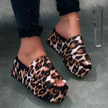 Женская обувь в продаже 2023, Новые модные Сексуальные женские тапочки с леопардовым принтом, Летние уличные повседневные женские сандалии на танкетке на толстой подошве